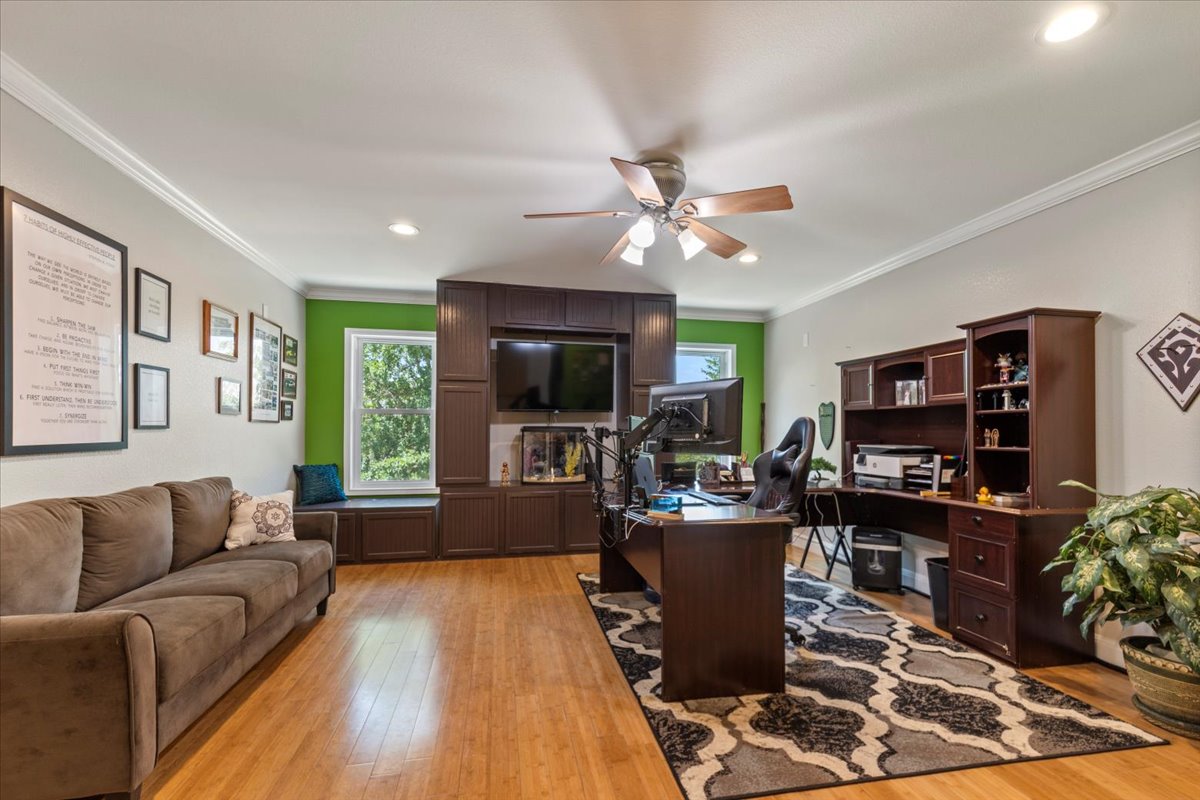 550 League Line Road Smithville, TX 78957 - Photo 34 of 40 a living room with furniture and a flat screen tv
