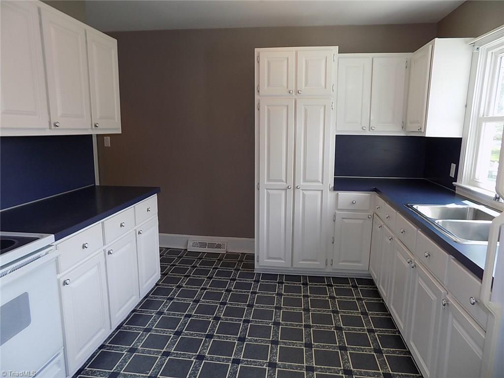 214 Mendenhall Road Jamestown, NC 27282 - Photo 8 of 30 Gallery Image 8