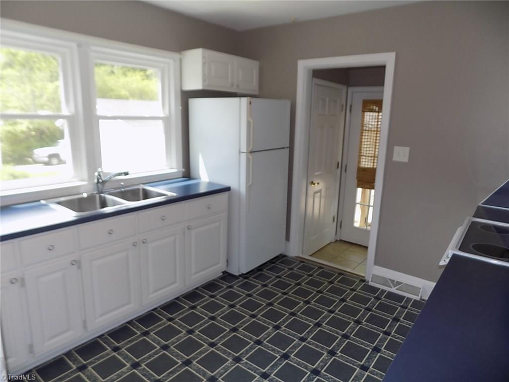 214 Mendenhall Road Jamestown, NC 27282 - Photo 9 of 30 Gallery Image 9