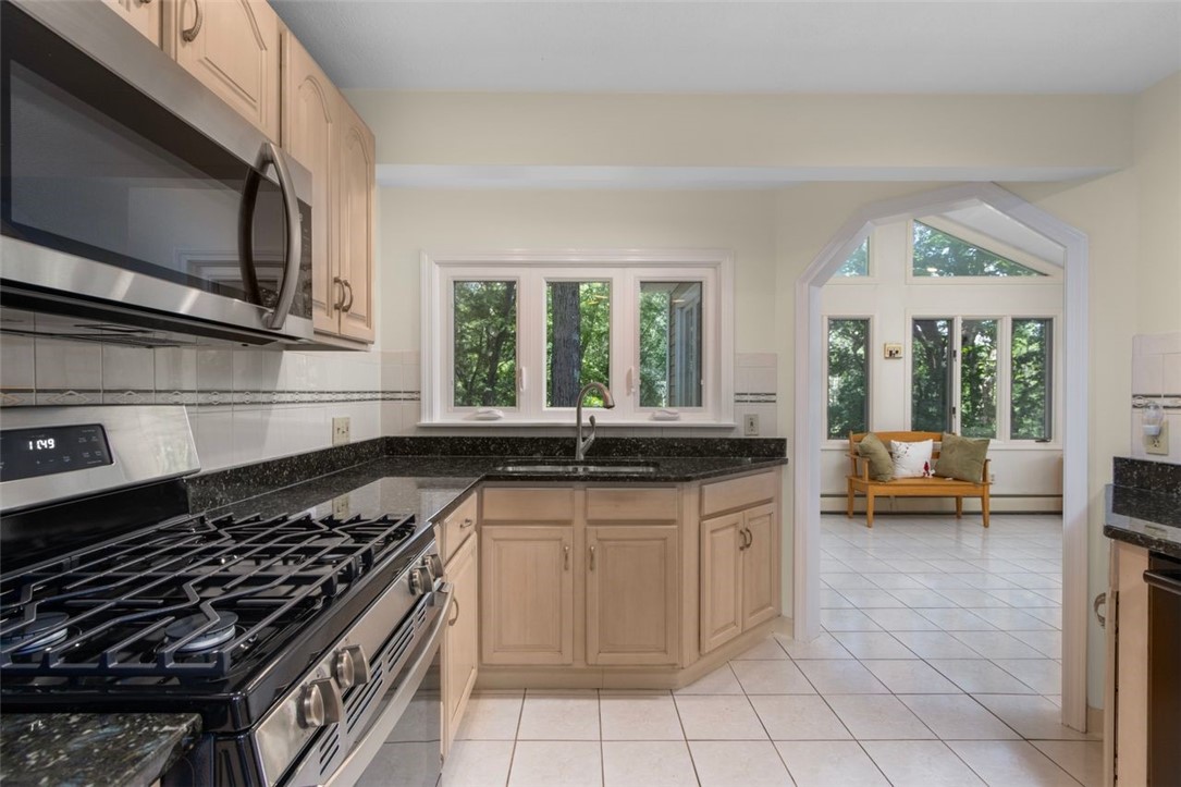 123 Hines Farm Road Cranston, RI 02921 - Photo 13 of 38