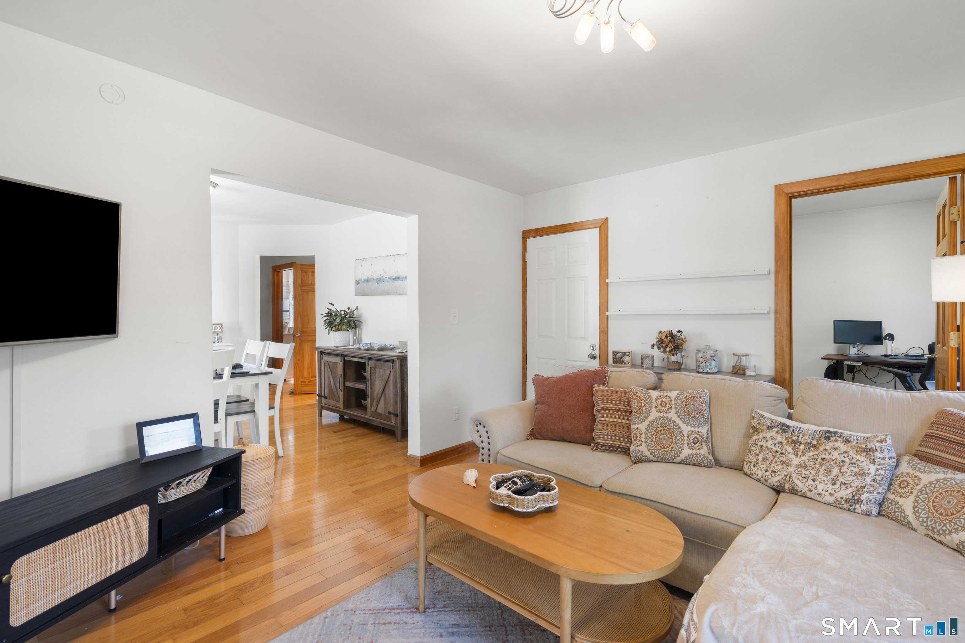 112 Colonial Road Stamford, CT 06906 - Photo 5 of 39