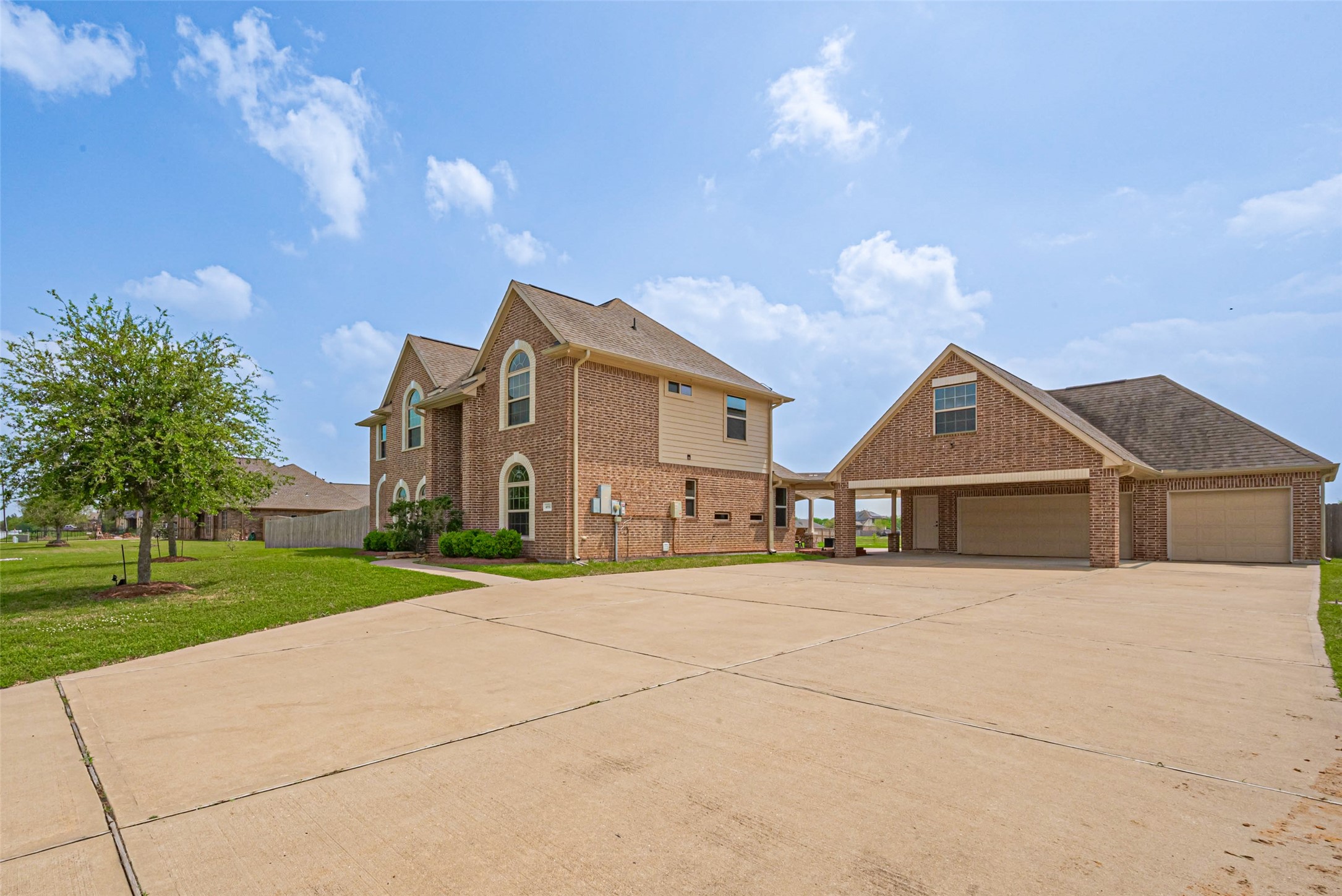 4810 Dubuque Parkway Rosharon, TX 77583 - Photo 44 of 45 a front view of a house with a yard and garage