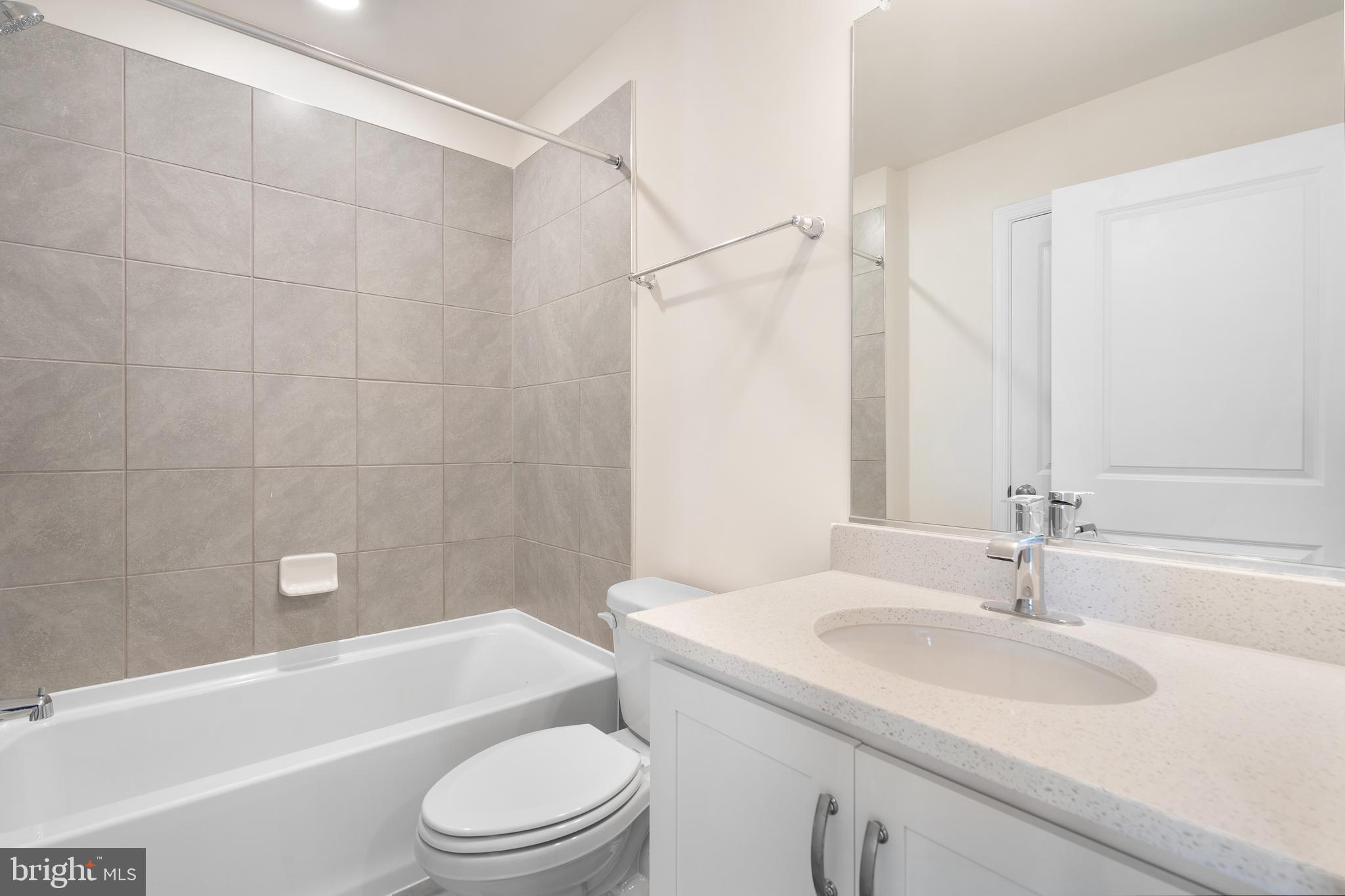 760 Union Street Frederick, MD 21701 - Photo 17 of 33 Hallway Full bath