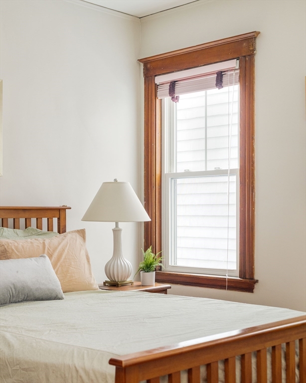 59 Pemberton Street, Unit 1 Cambridge, MA 02140 - Photo 20 of 30 a bedroom with a bed and a window