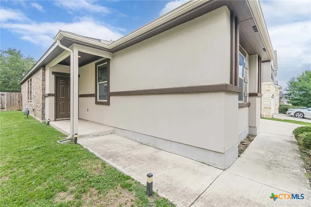 a view of a house with backyard