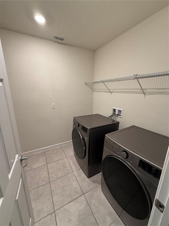 619 Citrus Isle Boulevard Davenport, FL 33837 - Photo 9 of 21 a utility room with dryer and washer