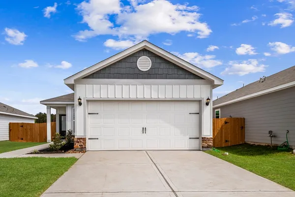 $1,730 | 15858 Berry Hl Drive, Conroe, TX 77303