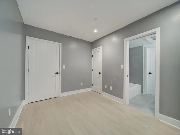 an empty room with closet and a gallery