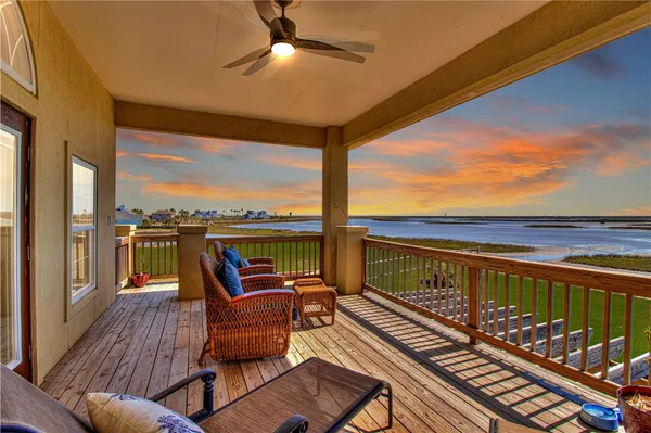 $997,500 | 20 Southpointe Circle, Rockport, TX 78382
