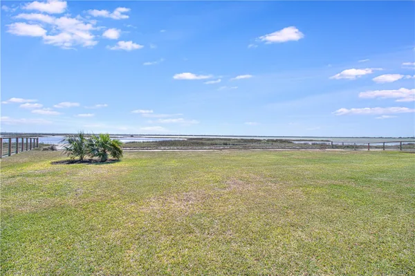 $997,500 | 20 Southpointe Circle, Rockport, TX 78382