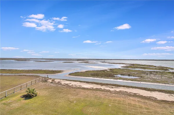 $997,500 | 20 Southpointe Circle, Rockport, TX 78382