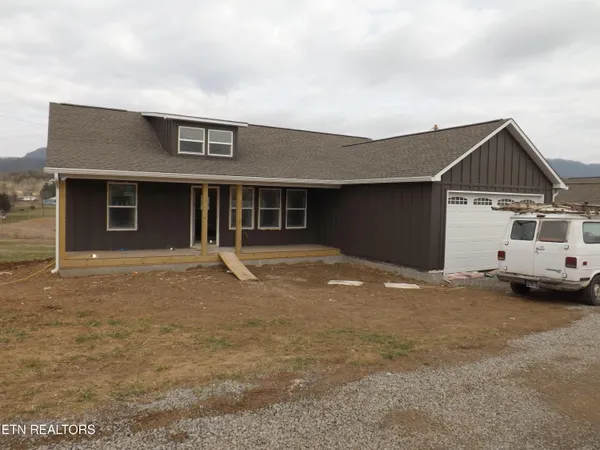 $400,000 | 935 Shawanee Road, Harrogate, TN 37752
