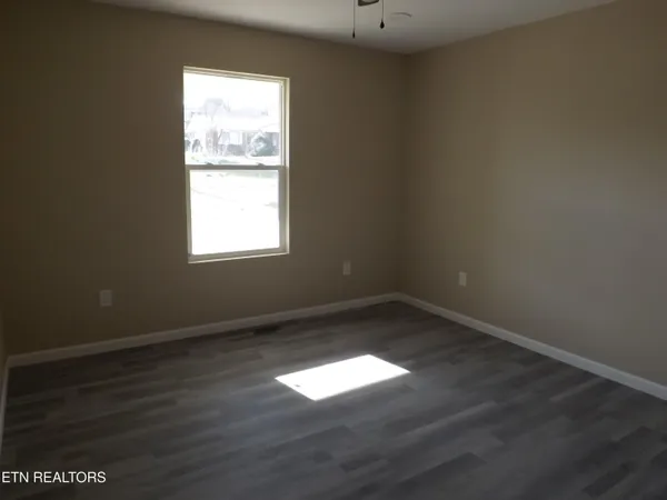 $400,000 | 935 Shawanee Road, Harrogate, TN 37752