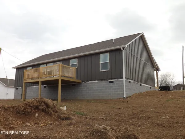 $400,000 | 935 Shawanee Road, Harrogate, TN 37752