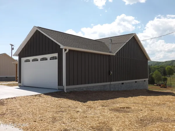 $400,000 | 935 Shawanee Road, Harrogate, TN 37752