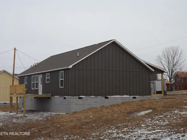 $400,000 | 935 Shawanee Road, Harrogate, TN 37752