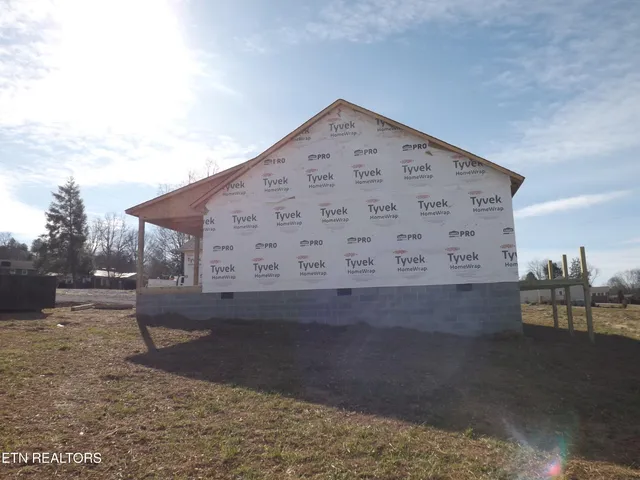 $400,000 | 935 Shawanee Road, Harrogate, TN 37752