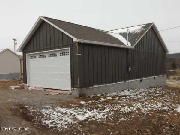 $400,000 | 935 Shawanee Road, Harrogate, TN 37752