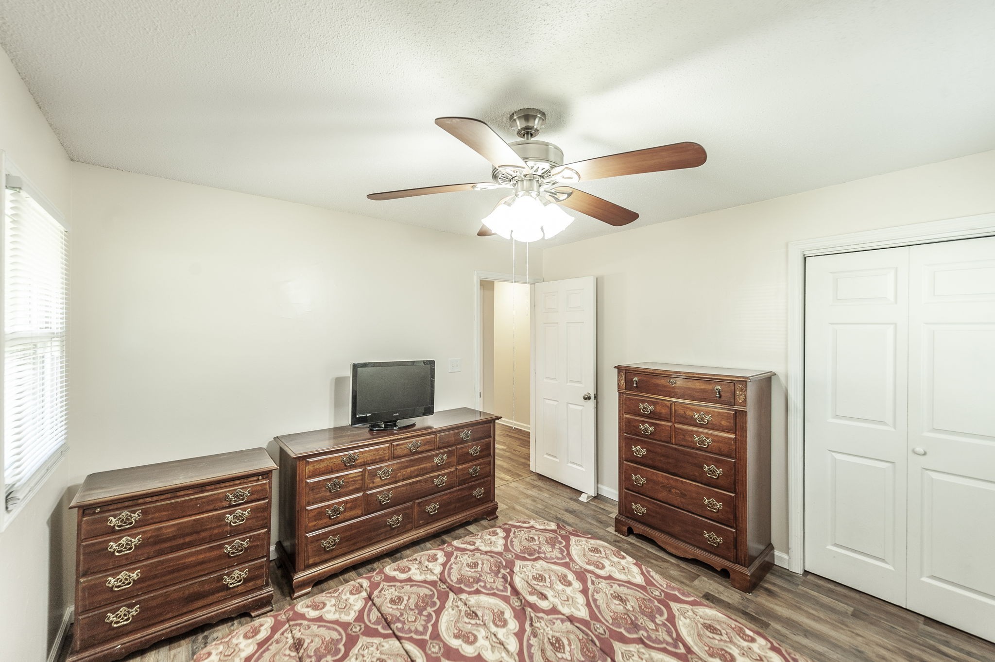 1711 Woodside Drive Springfield, TN 37172 - Photo 12 of 20 a living room with furniture and a flat screen tv