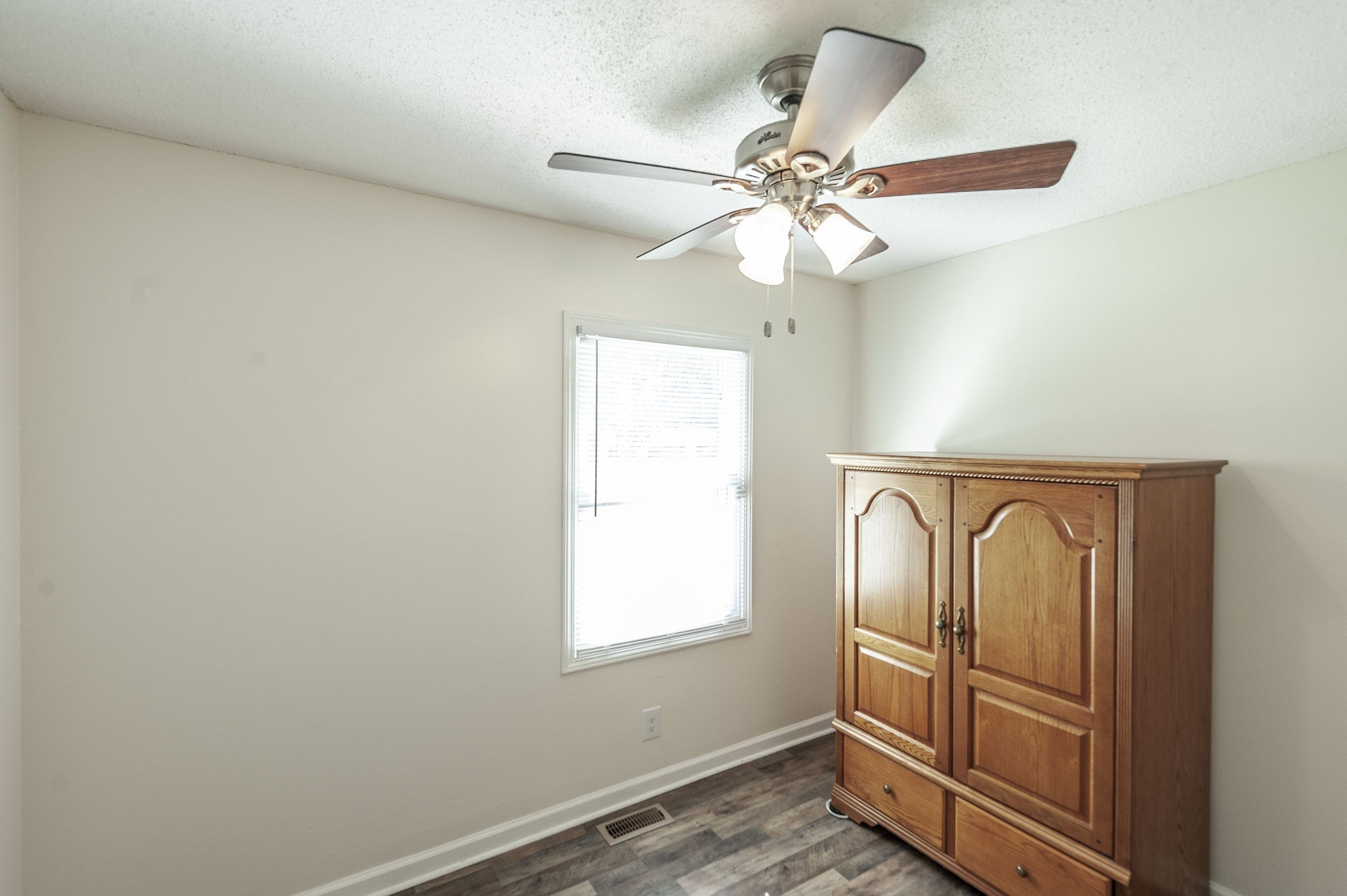 1711 Woodside Drive Springfield, TN 37172 - Photo 16 of 20 a view of a livingroom with a chandelier fan