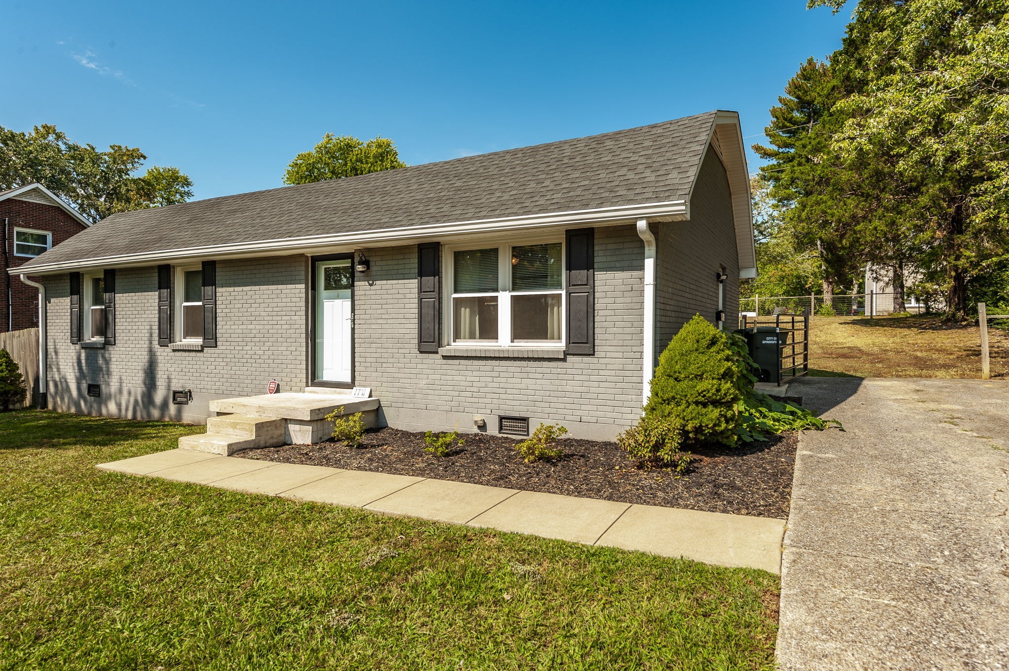 1711 Woodside Drive Springfield, TN 37172 - Photo 4 of 20 a front view of a house with a yard