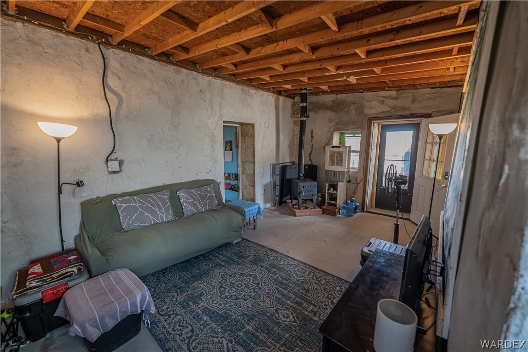 2620 Voss Road Yucca, AZ 86438 - Photo 26 of 40 a living room with furniture and a window