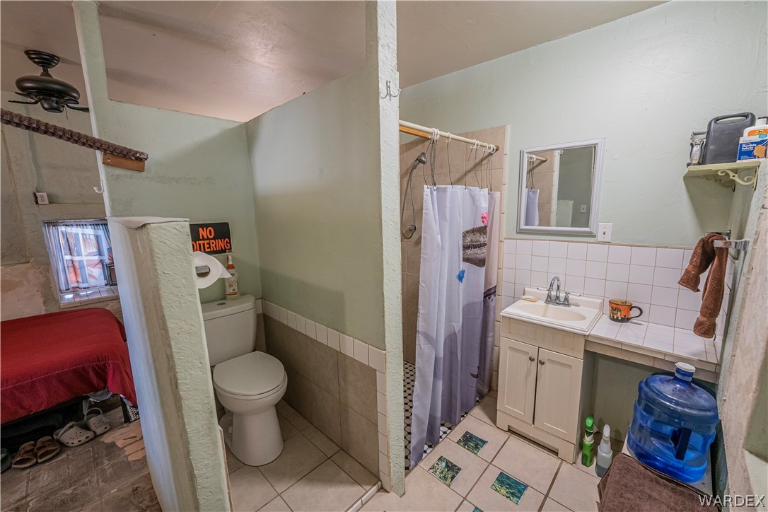 2620 Voss Road Yucca, AZ 86438 - Photo 8 of 40 a bathroom with a sink toilet and shower
