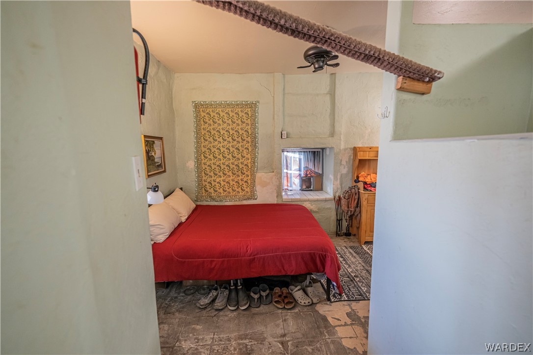 2620 Voss Road Yucca, AZ 86438 - Photo 10 of 40 a room with a bed and window