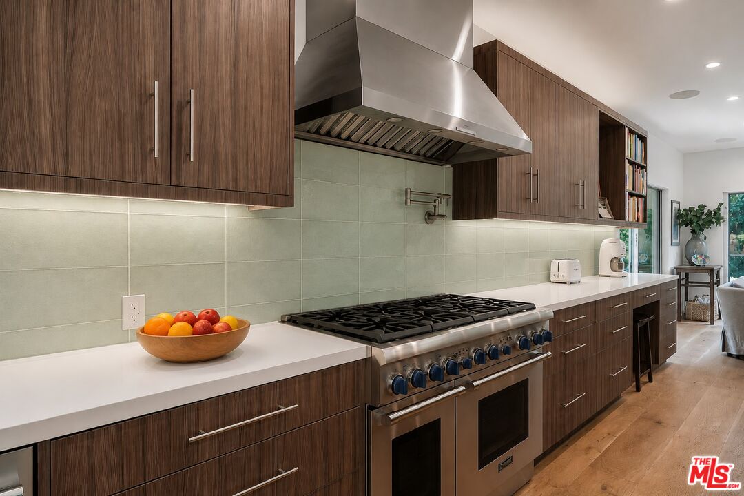 13611 Bayliss Road Los Angeles, CA 90049 - Photo 12 of 57