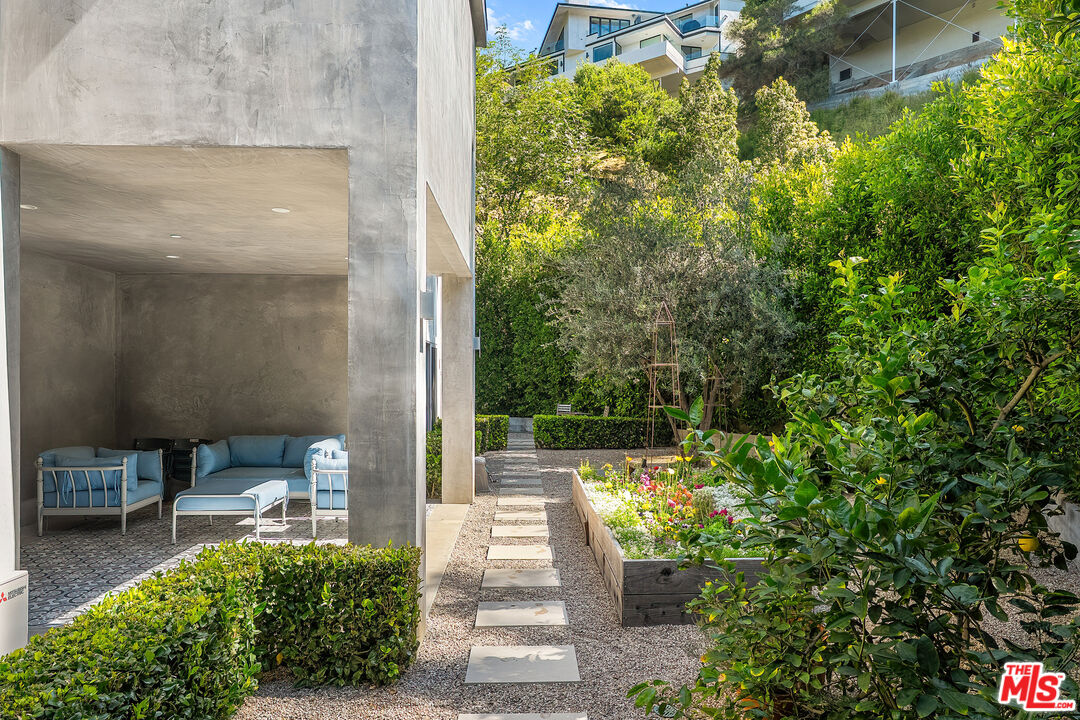 13611 Bayliss Road Los Angeles, CA 90049 - Photo 52 of 57