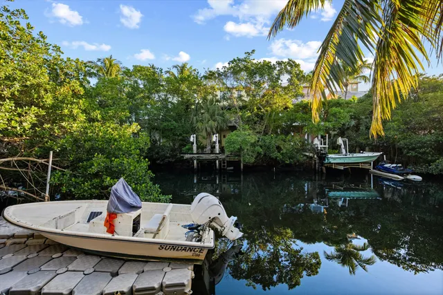 a view of yard with green space