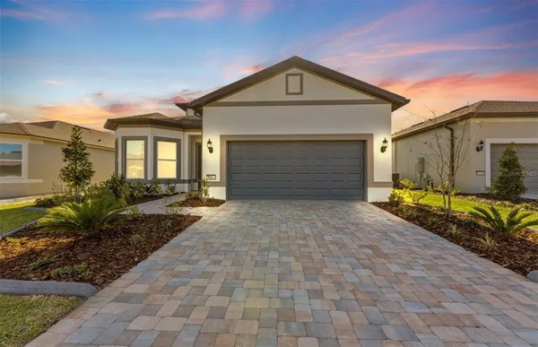 a view of front of a house with a yard