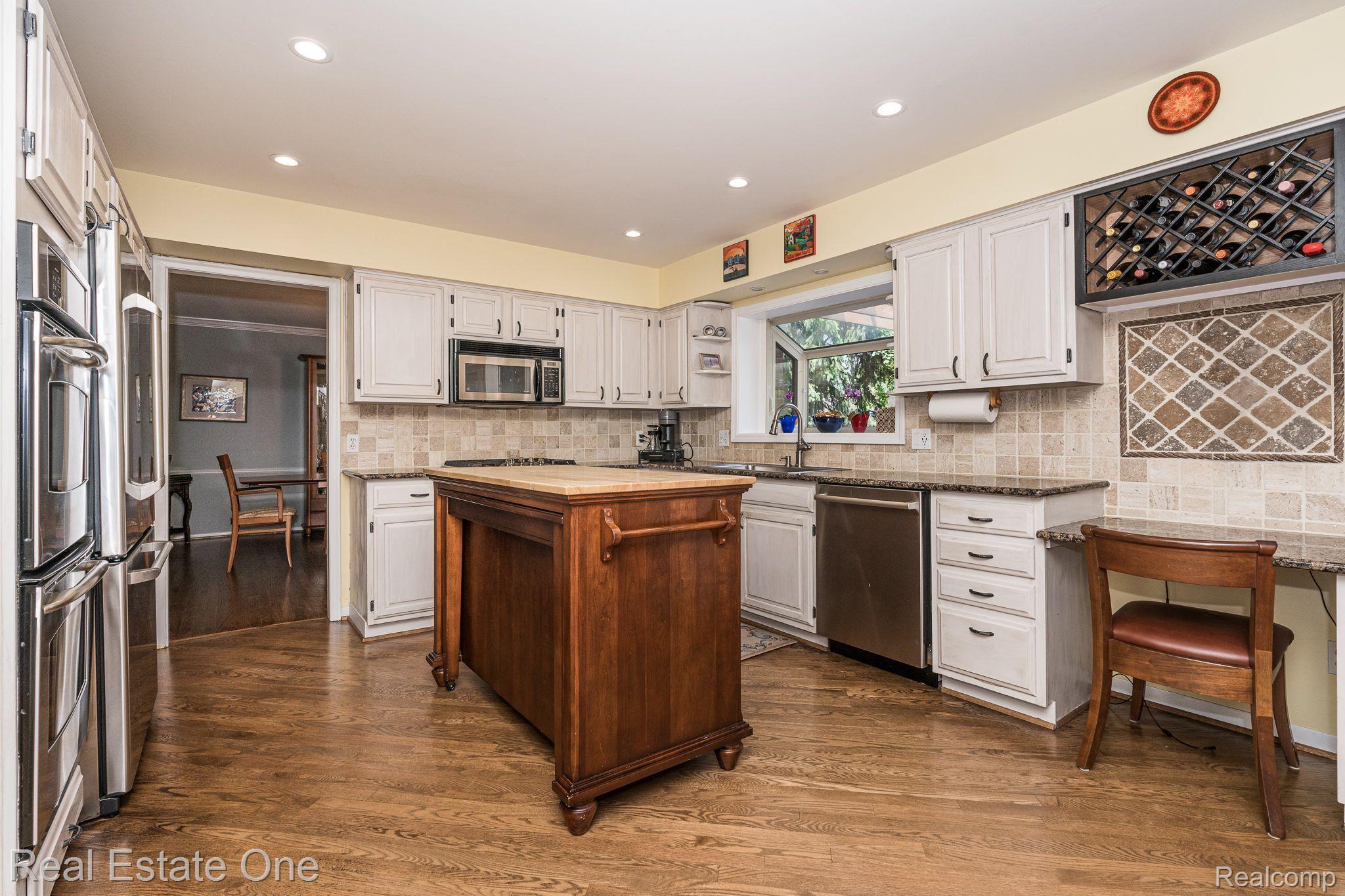 3221 Quail Ridge Circle Rochester, MI 48309 - Photo 23 of 57 Kitchen with Wine Rack, Custom Tile Backsplash