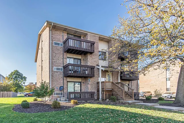 $183,000 | 266 12th Street, Unit 3B, Wheeling, IL 60090