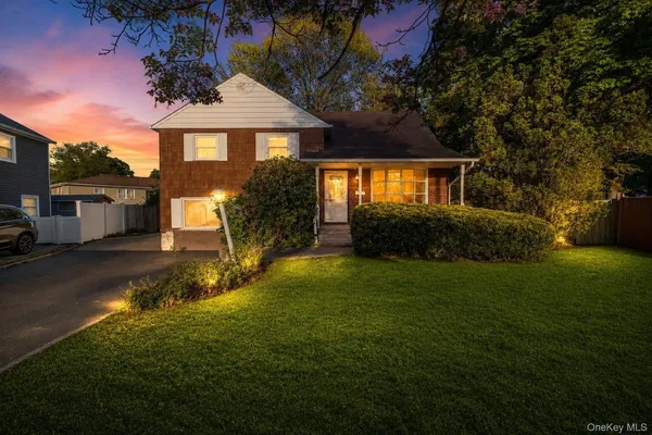 $899,000 | 23 Library Lane, Plainview, NY 11803