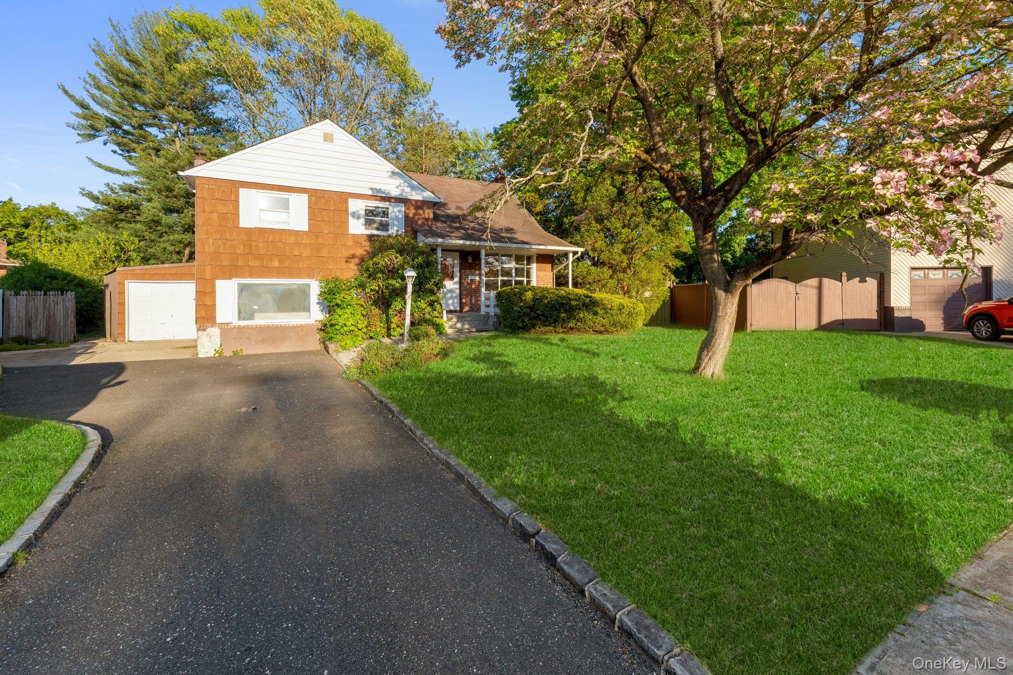 23 Library Lane Plainview, NY 11803 - Photo 2 of 24