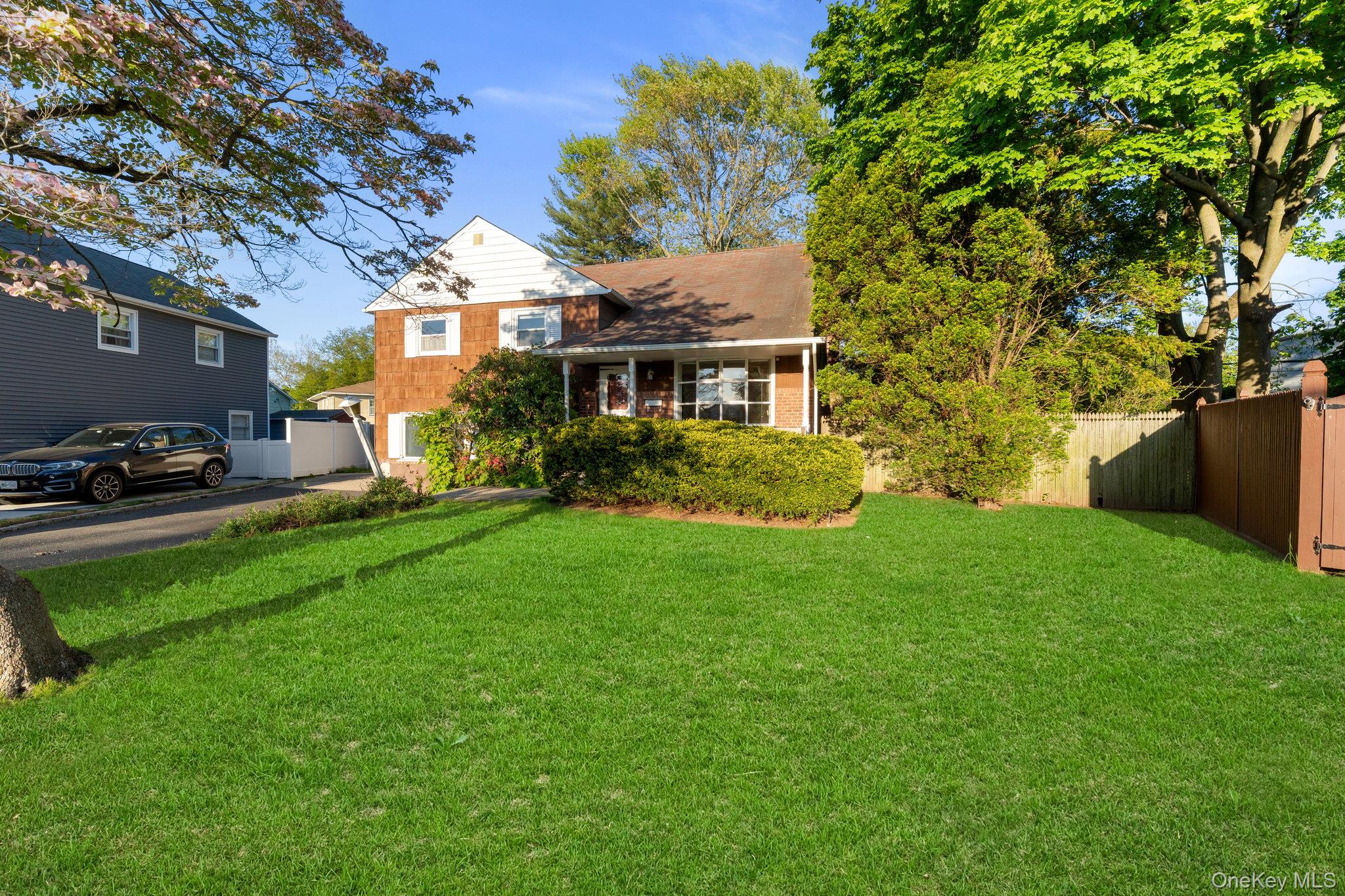 23 Library Lane Plainview, NY 11803 - Photo 21 of 24