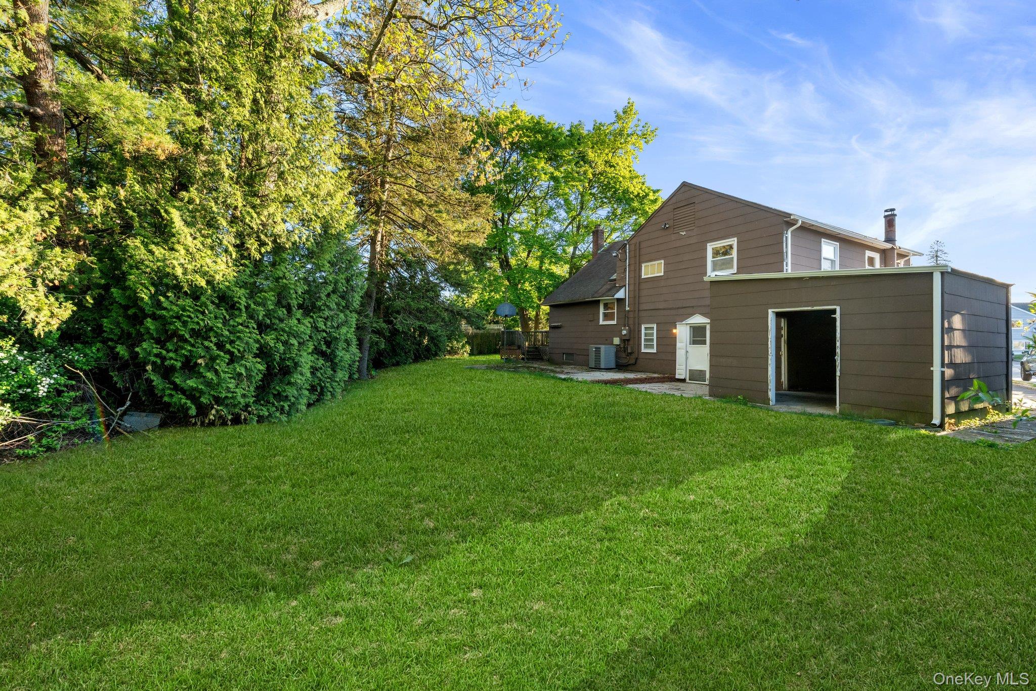 23 Library Lane Plainview, NY 11803 - Photo 3 of 24