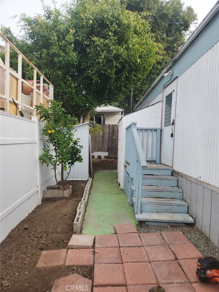 32802 Valle Road, Unit 135 San Juan Capistrano, CA 92675 - Photo 24 of 26 a view of a yard with white house