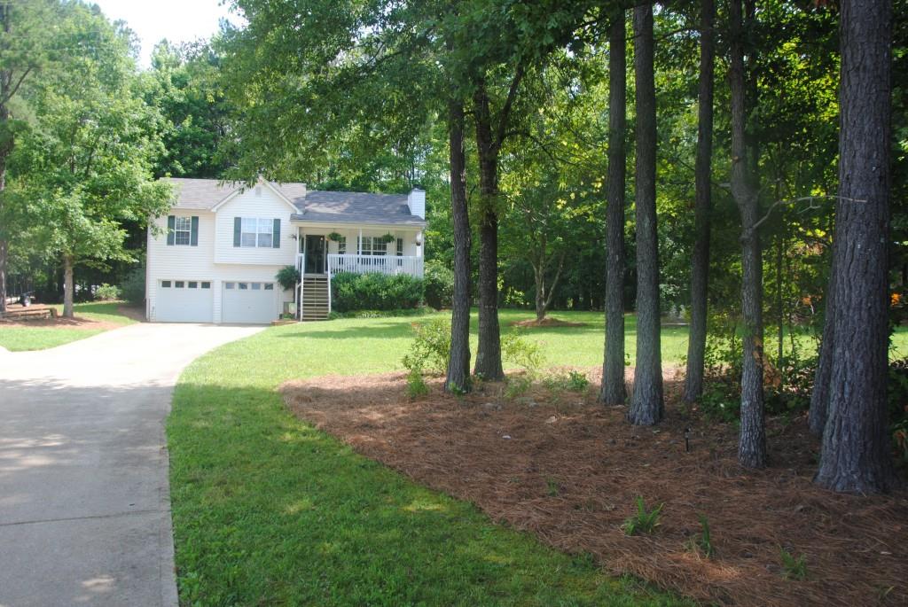 a view of a house with a yard
