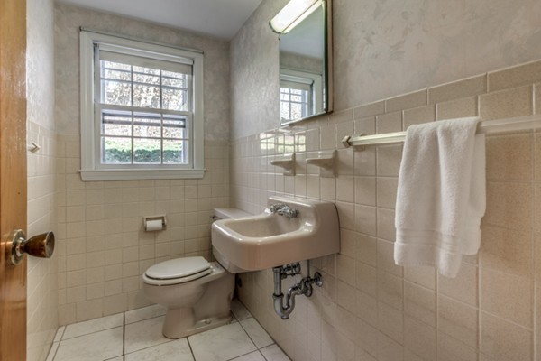 125 Johnson Road Winchester, MA 01890 - Photo 11 of 18