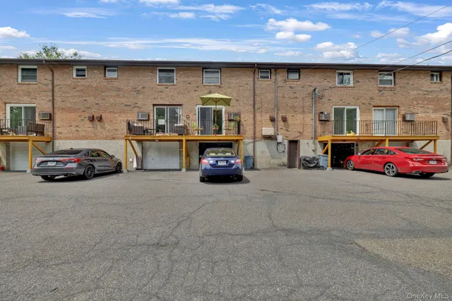 $285,000 | 106 Parr Meadow Drive, Unit 1F, Newburgh, NY 12550