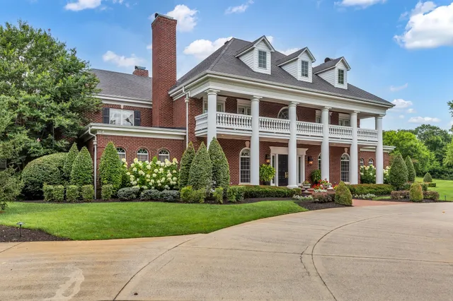 a view of entryway and hall