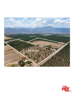 a black and white photo of a room