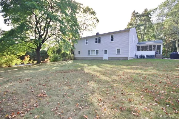 a view of a house with backyard and garden