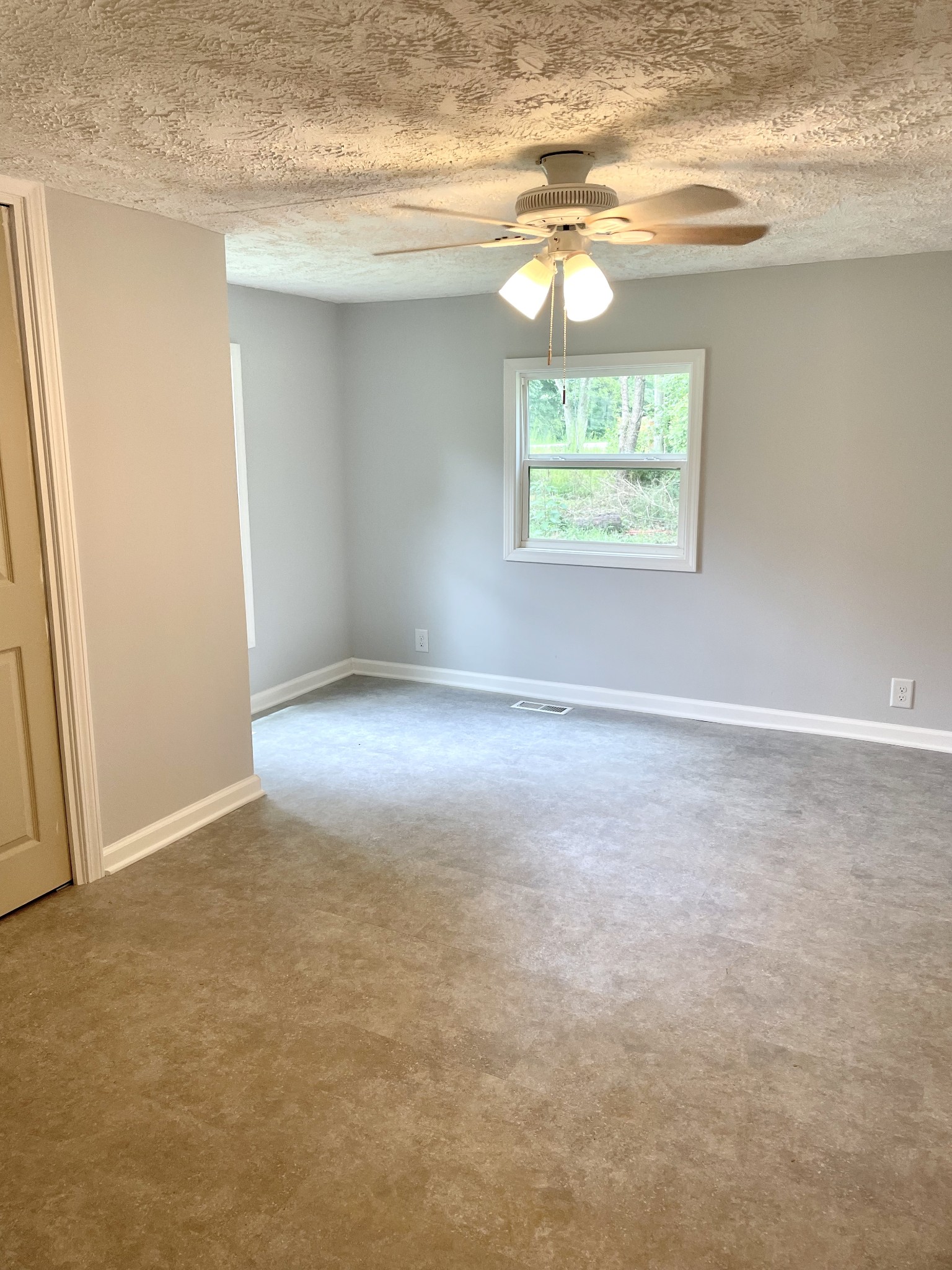 2973 New Bushy Branch Road Manchester, TN 37355 - Photo 11 of 14 a view of an empty room and window