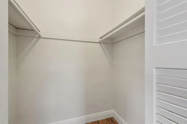 a en suite bathroom with a double vanity sink and mirror