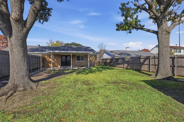 a view of a house with backyard and sitting area