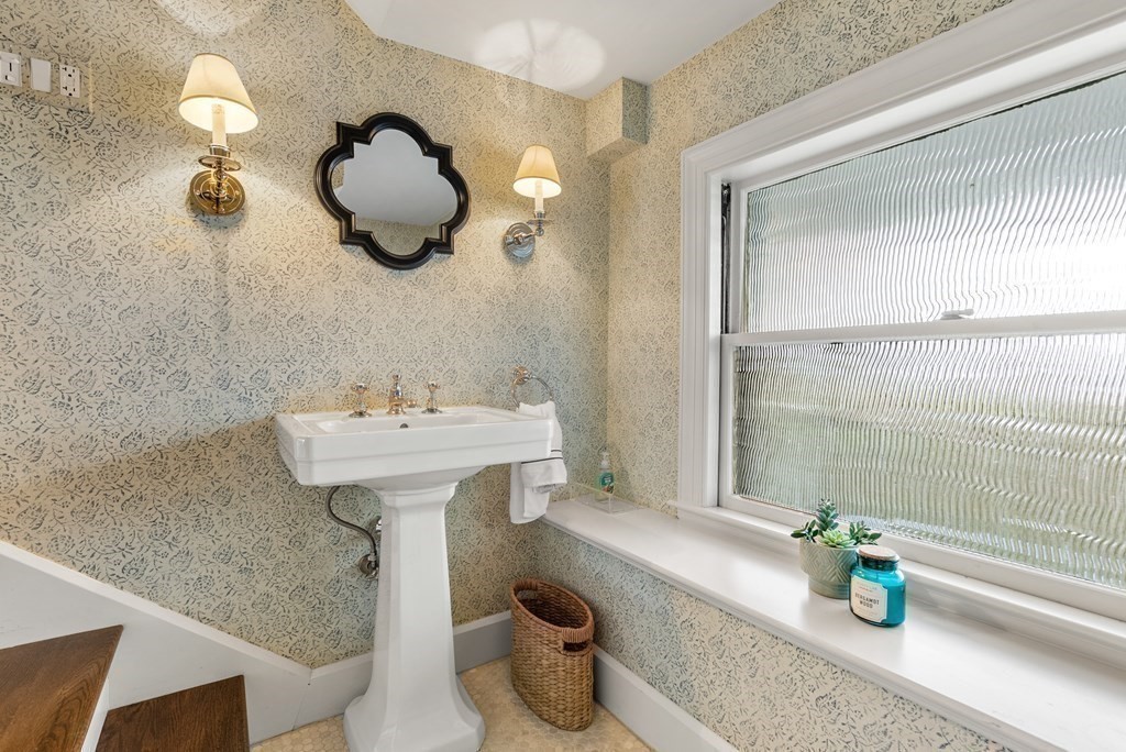 232 Kent Street Brookline, MA 02446 - Photo 9 of 31