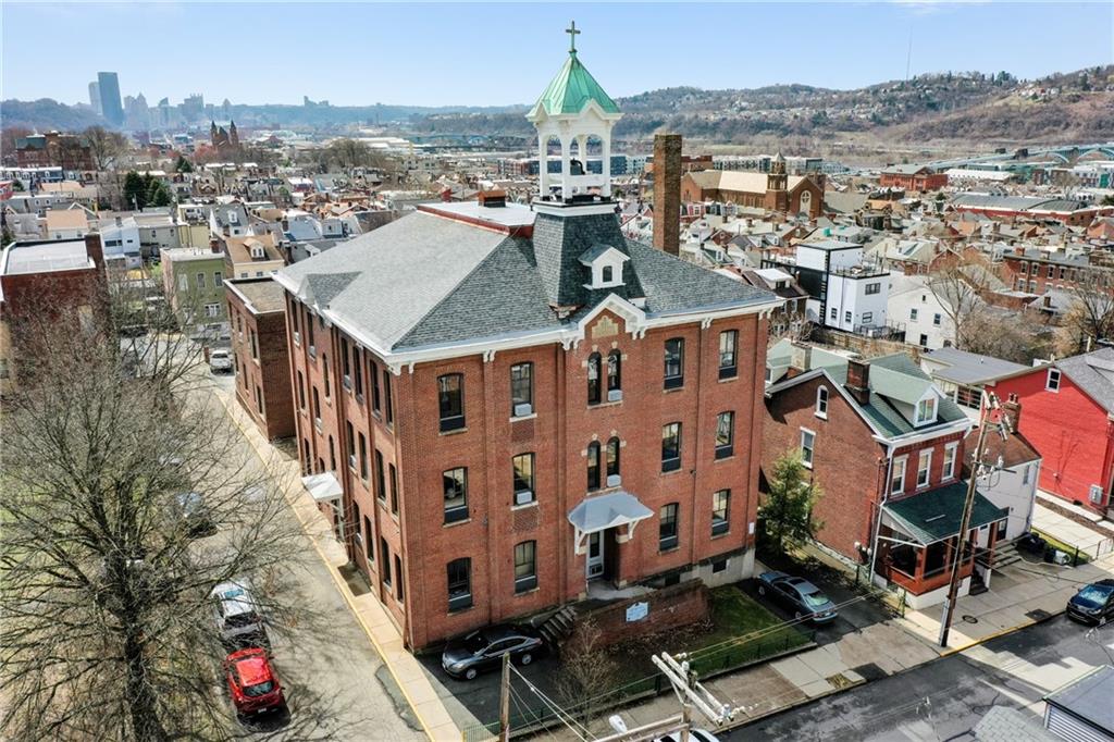 330 46th Street Pittsburgh, PA 15201 - Photo 2 of 25 a view of a city in middle of a city